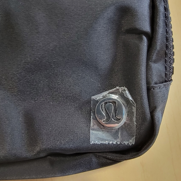 Lululemon | Everywhere Belt Bag - Black - Picture 4 of 9